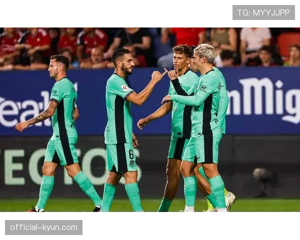 特写：37岁的阿斯皮利奎塔，在富勒姆更衣室内向年轻队友讲解防守站位