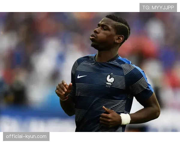 场边镜头:看台上的弗格森与温格并肩观战曼彻斯特德比